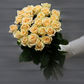 Букет из кремовой розы (Россия) с лентой 60 см