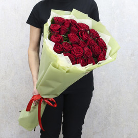 25 красных роз "Ред Наоми" 70 см в дизайнерской упаковке