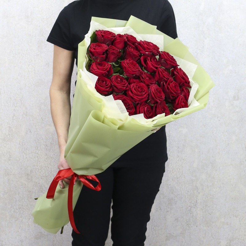 25 красных роз "Ред Наоми" 70 см в дизайнерской упаковке, стандартный