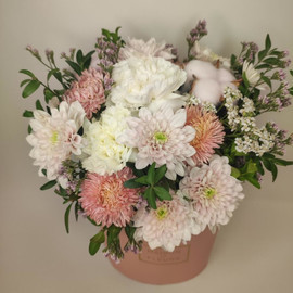 Цветы в коробке, розовая зефирка MAXI с кустовой хризантемой, сортовым диантусом, розовым хлопком