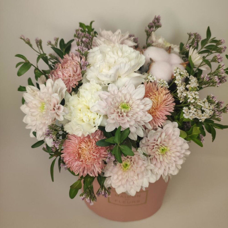 Цветы в коробке, розовая зефирка MAXI с кустовой хризантемой, сортовым диантусом, розовым хлопком, стандартный