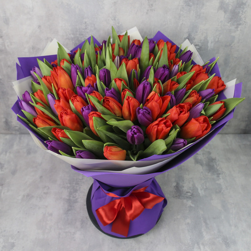 Букет из 101 тюльпана «Фиолетовые и оранжевые тюльпаны», стандартный