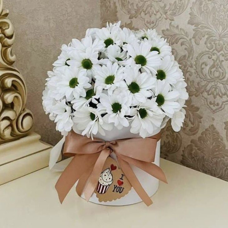 Bouquet of daisies in a hat box, standart