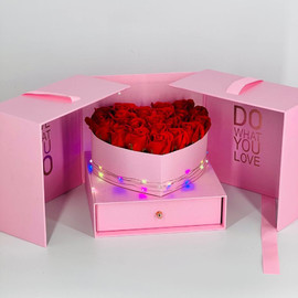 Шкатулка сюрприз с мыльными розами и конфетами Рафаэлло