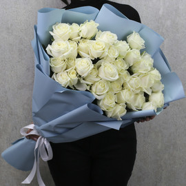 35 белых роз "Аваланч" 70 см в дизайнерской упаковке