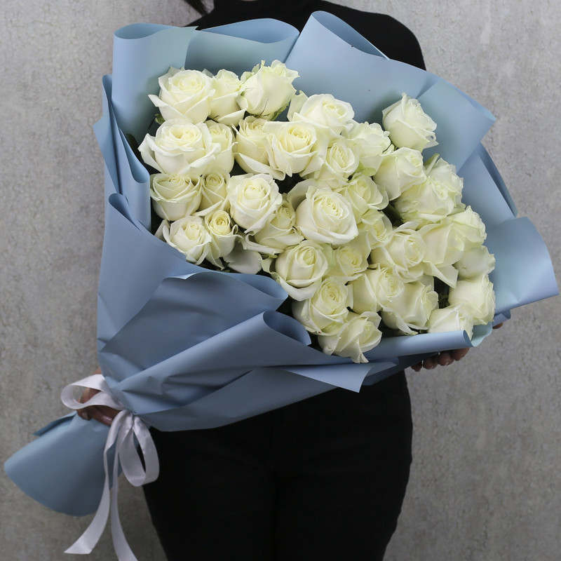 35 белых роз "Аваланч" 70 см в дизайнерской упаковке, стандартный