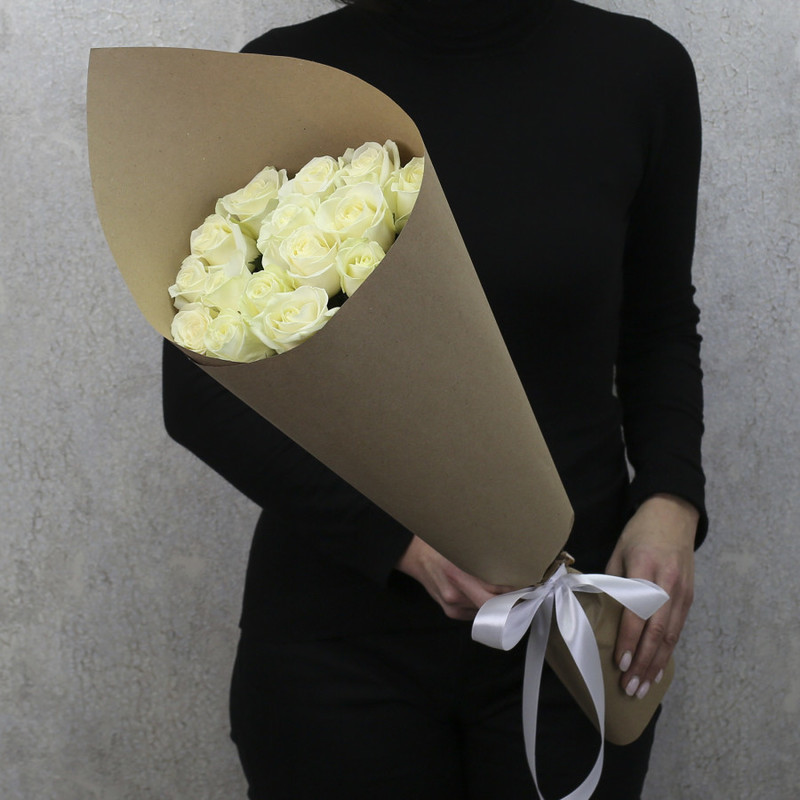 15 белых роз "Аваланч" 60 см в крафт бумаге, стандартный