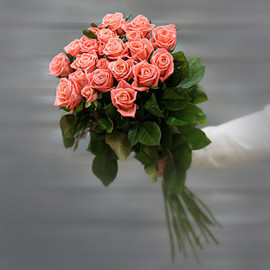 Букет из коралловых роз (Россия) с лентой 60 см