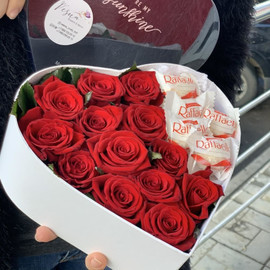 Розы и сладости в коробке « Для любимой» размер М
