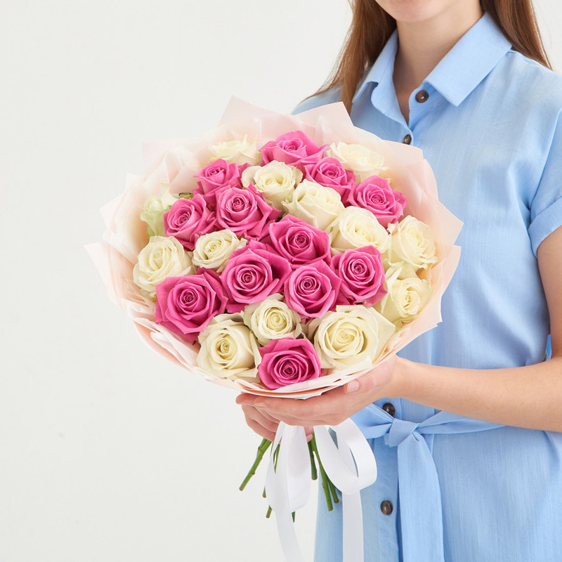 Букет цветов из 25 белых и розовых роз Прелесть, стандартный