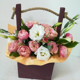 цветы в ящике из кустовых роз