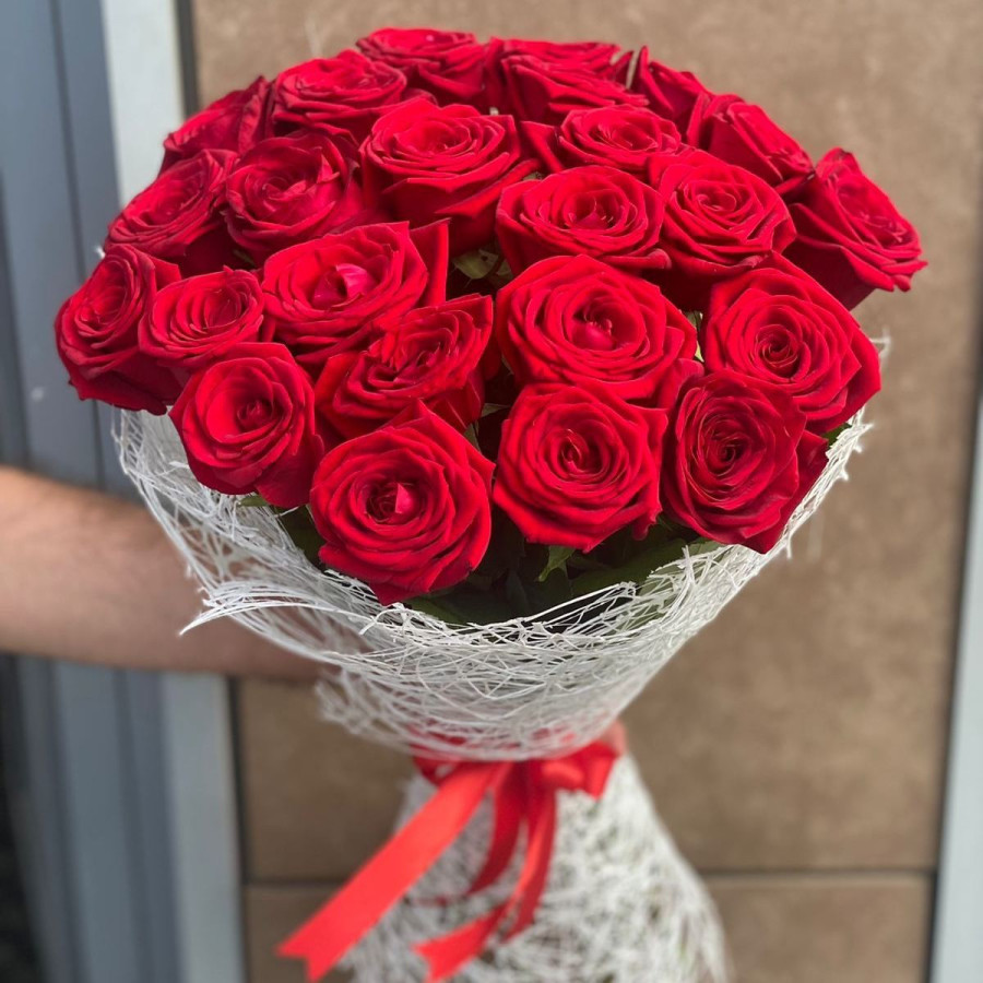 Красный букет "первая любовь". К чему снятся букеты красных цветов. Стильный букет из красных роз. К чему снятся букеты красных цветов. Букет алых роз с оранжевым оттенком праздничный.