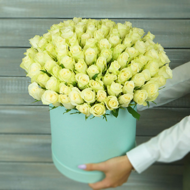 Bouquet of 101 white roses in a hat box, standart