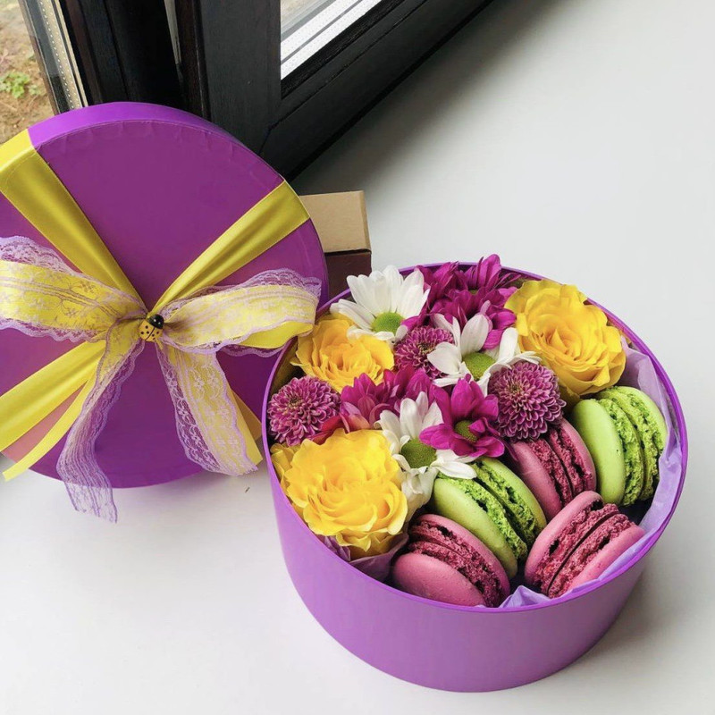 Gift box with flowers and macaroni, standart