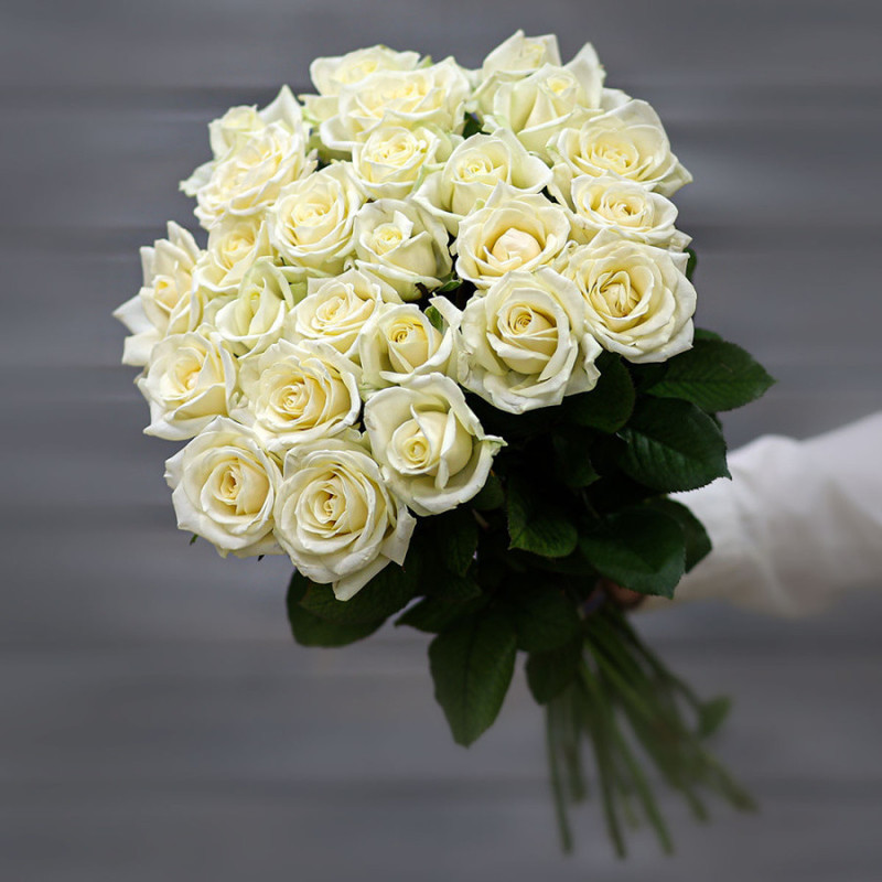 Букет из белых роз (Россия) с лентой 60 см, мини