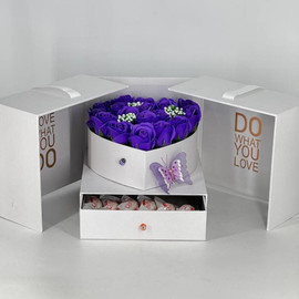 Подарок-сюрприз шкатулка с мыльными розами и конфетами Раффаэлло
