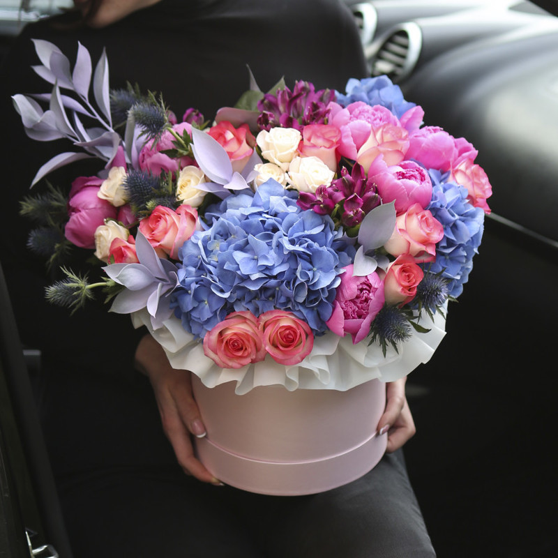 Box with hydrangeas, peonies and roses "Mont Blanc", standart