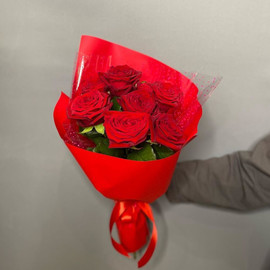 Bouquet of 7 red roses in designer decoration 50 cm