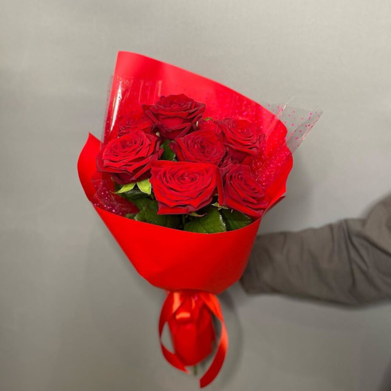 Букет из 7 красных роз в дизайнерском оформлении 50 см, стандартный