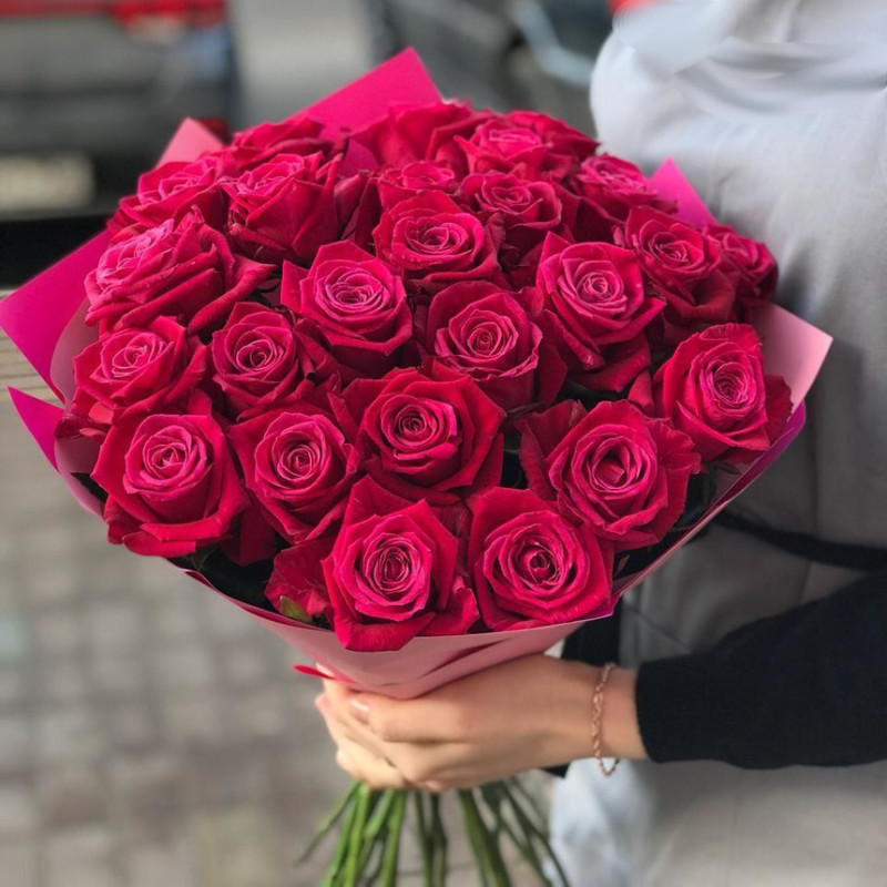 Bouquet of 25 crimson roses, standart