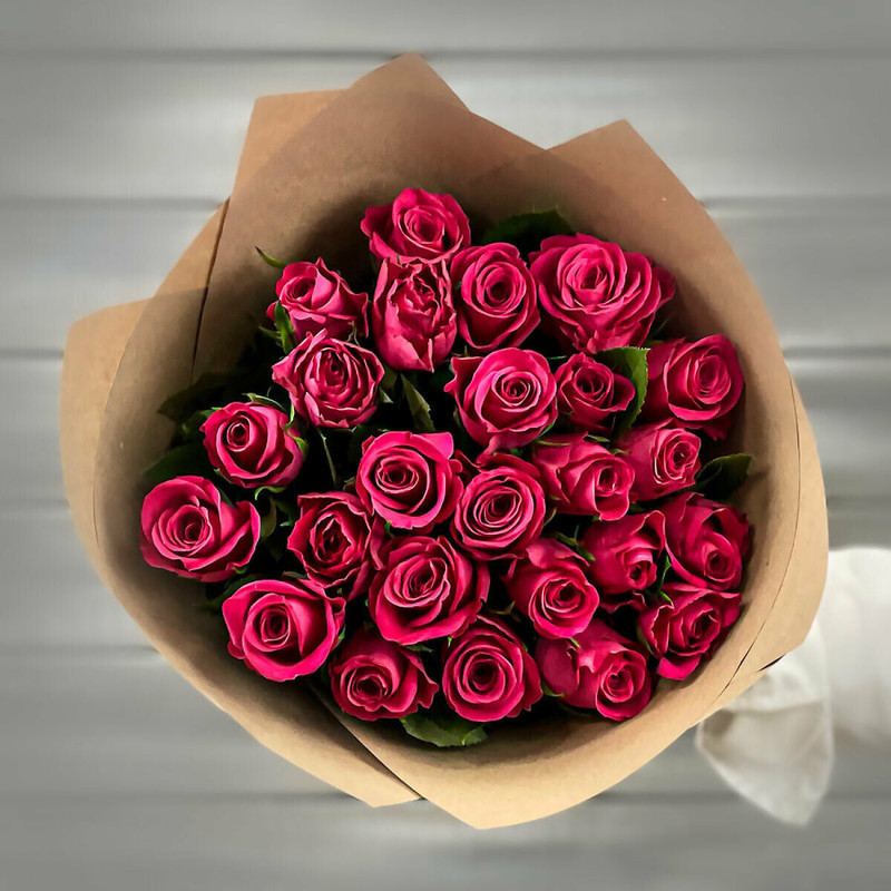 Ароматные малиновые розы в стильной упаковке, мини
