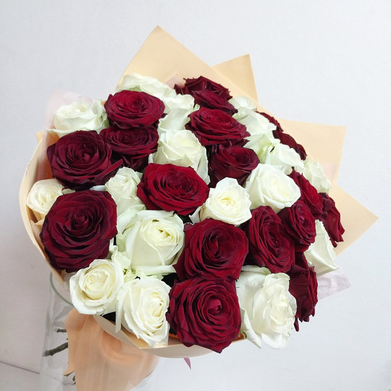 Bouquet of 35 white and red roses, standart