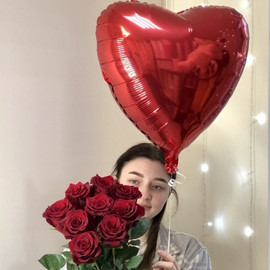 9 roses with heart balloon