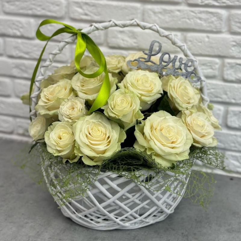 Корзина с цветами белые розы 25 штук с зеленью, стандартный