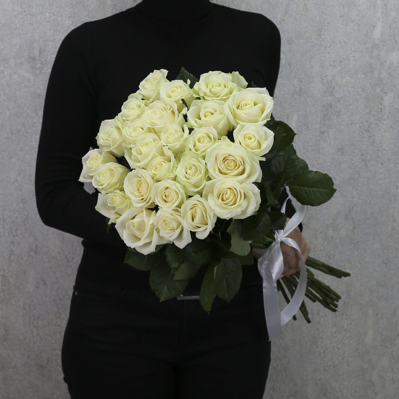 25 белых роз "Аваланч" 70 см, стандартный