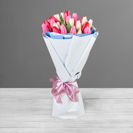 Букет из 25 цветных тюльпанов в нежной упаковке