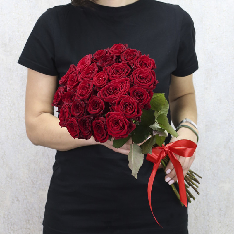 25 красных роз "Ред Наоми" 50 см, стандартный
