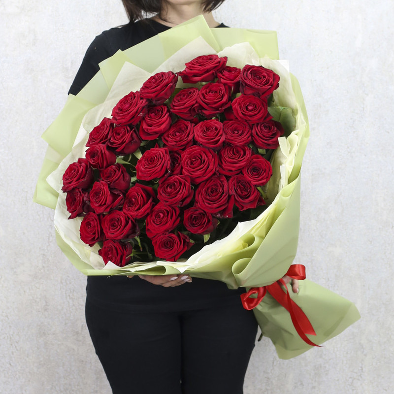 35 красных роз "Ред Наоми" 70 см в дизайнерской упаковке, стандартный