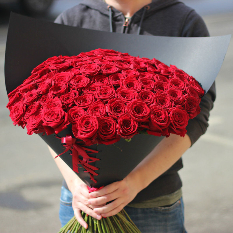 101 красная роза в черной упаковке, стандартный