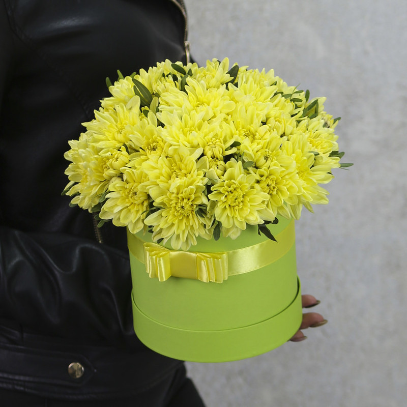 Желтые кустовые хризантемы в салатовой коробке "Фиджи", стандартный