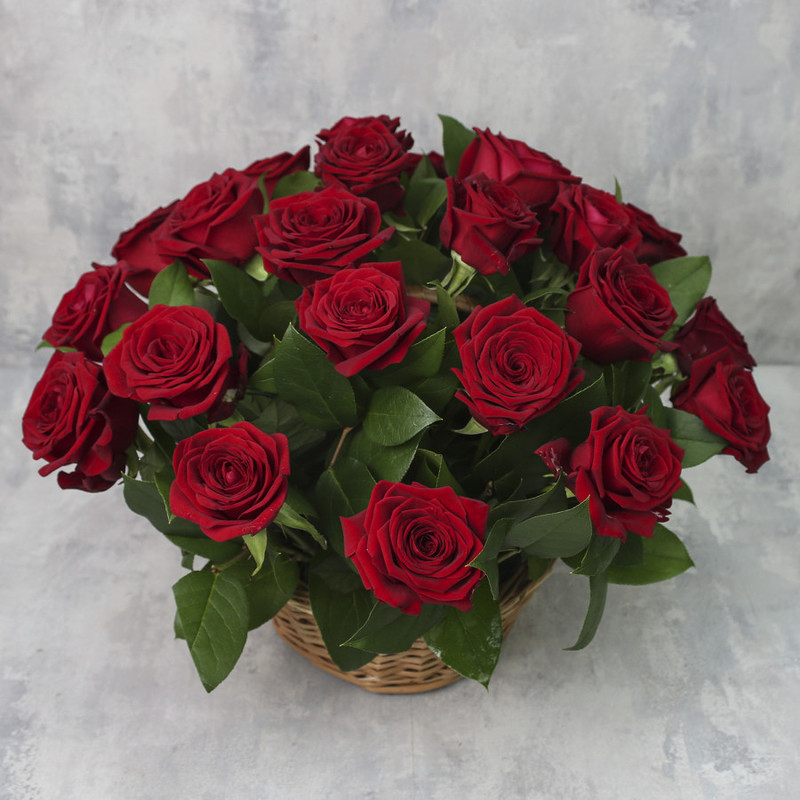 Корзина из 25 роз «Красные розы Ред Наоми с зеленью», стандартный
