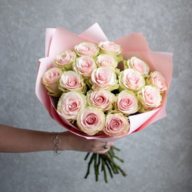 15 delicate Kenyan roses