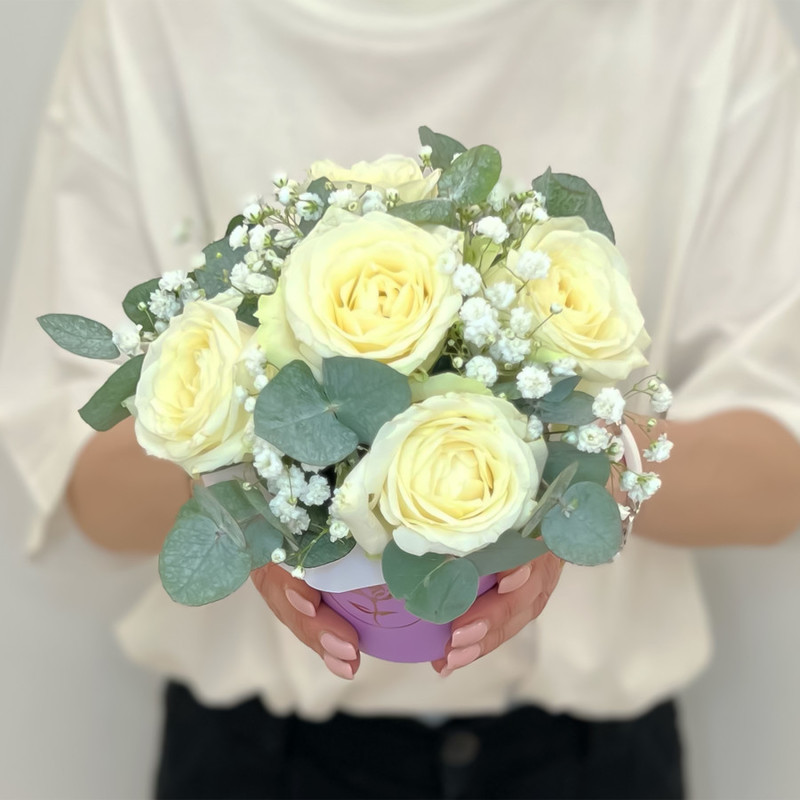 Букет из роз, гипсофилы и Эвкалипта в стакане Жасмин / Букет цветов / Красивый букет цветов / Цветочный букет, стандартный