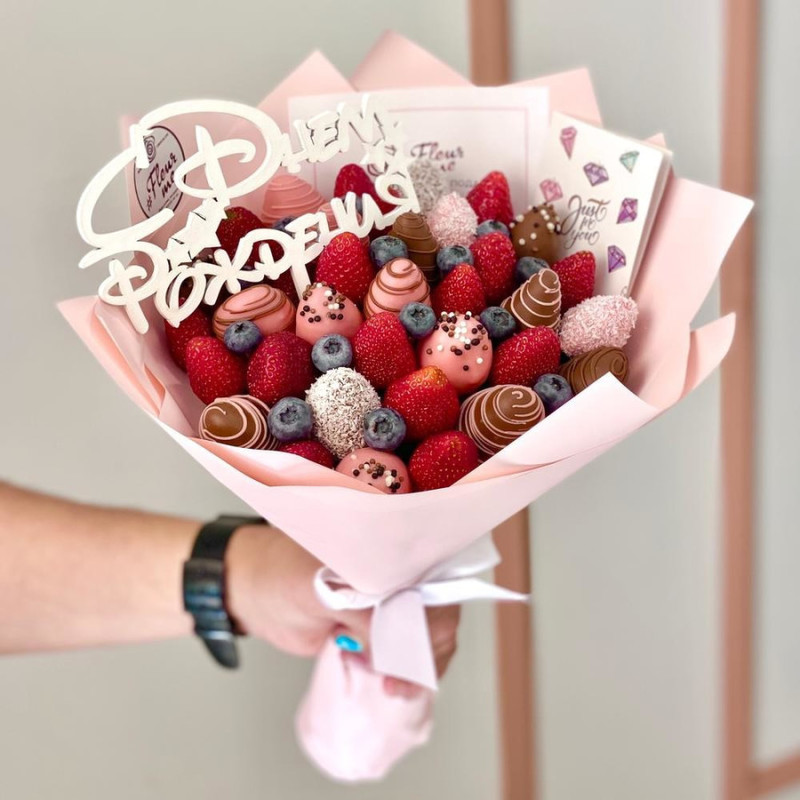 Strawberry Bouquet with Blueberries "Nice" - S, standart