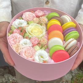 Box with macaroons and spray roses
