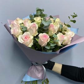 Bouquet of 19 white roses with greenery in designer decoration 50 cm