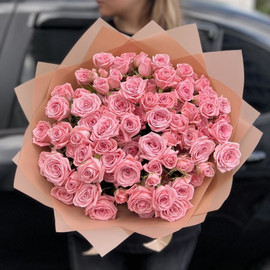 Bouquet of 15 pink spray roses in designer decoration 50 cm