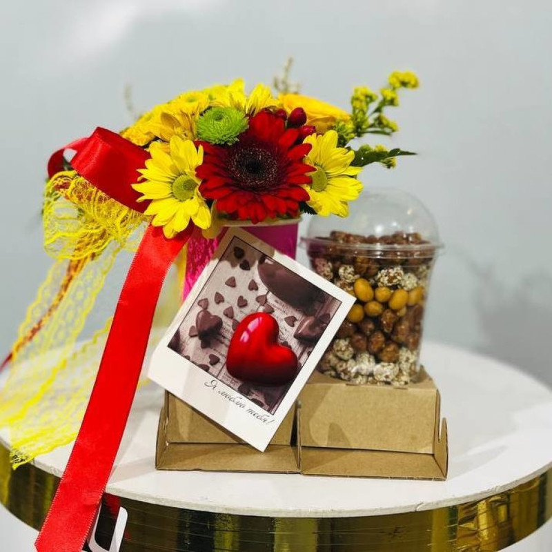 Mini bouquet in a glass with sweet nuts, standart