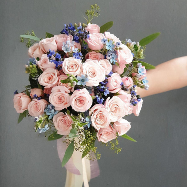 Розово-голубой свадебный букет из роз, незабудок, стандартный