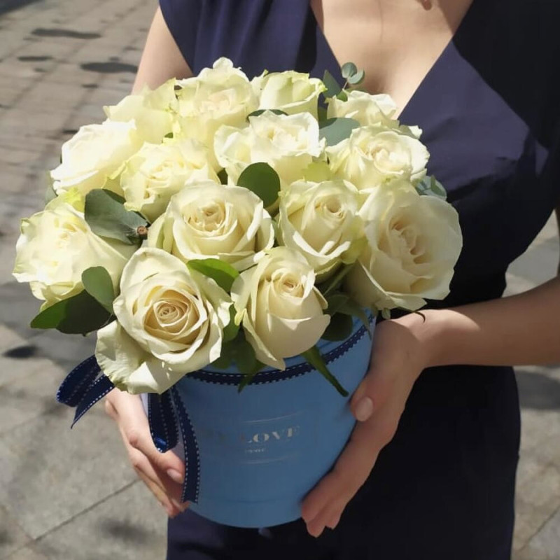 Premium white rose composition in a hat box, standart
