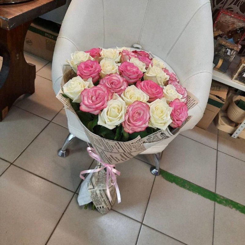 Букет из белых и розовых роз, стандартный