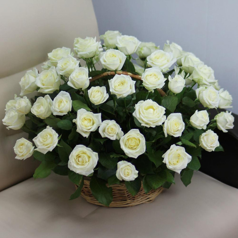 Корзина из 51 розы «Белые розы Аваланч», стандартный