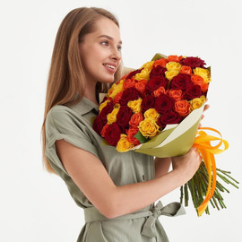 Букет из 51 красной, розовой и желтой розы в дизайнерском оформлении 50 см
