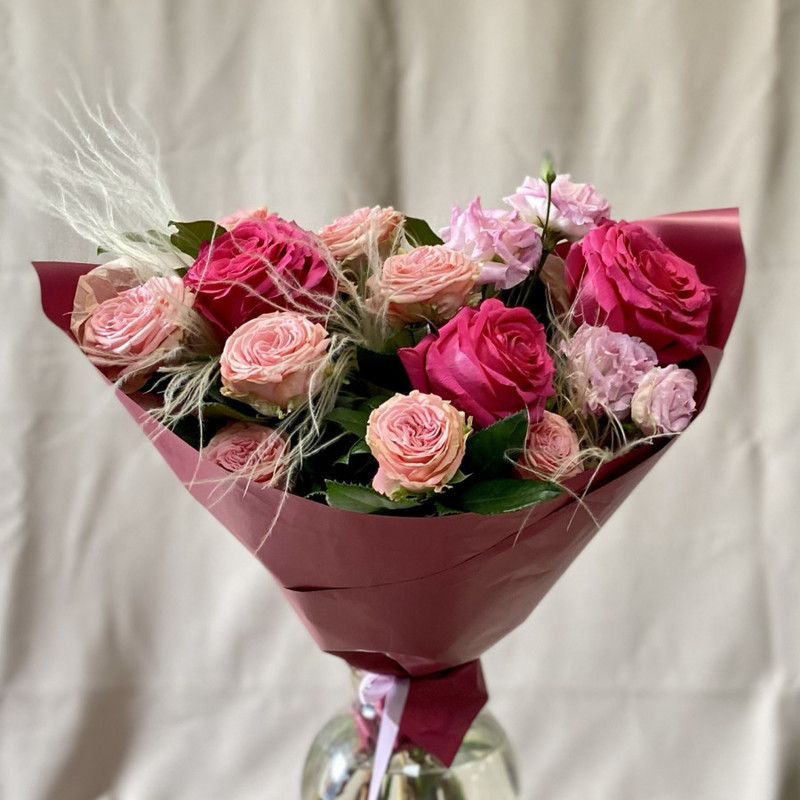 Bouquet of spray roses and eustomes, standart