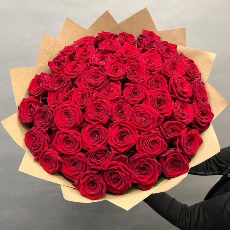 Букет из 51 красной розы в крафте 50 см, стандартный