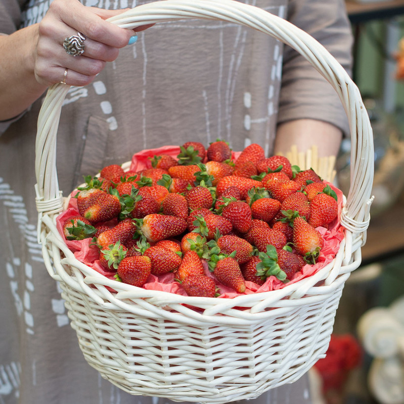 Basket with strawberries, standart